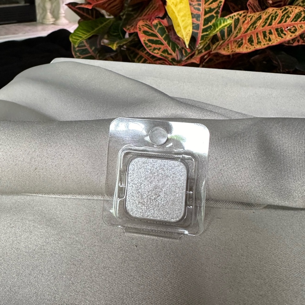 Seint shimmer eyeshadow in Unicorn
